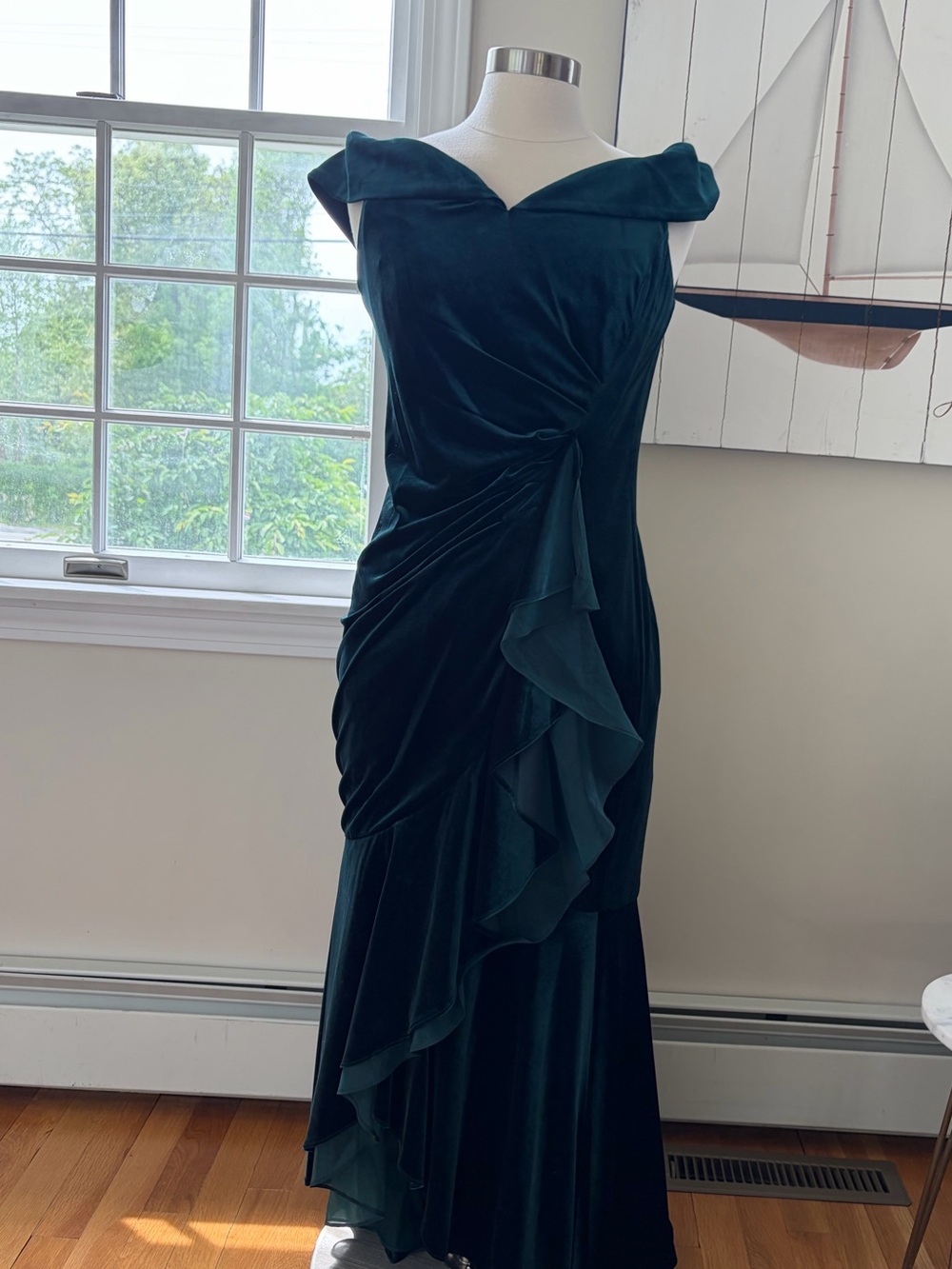 Elegant Emerald green velvet dress - Picture 2 of 4